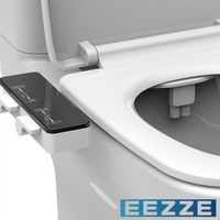 Gros plan sur le panneau de commande du kit bidet pour WC japonais EEZZE